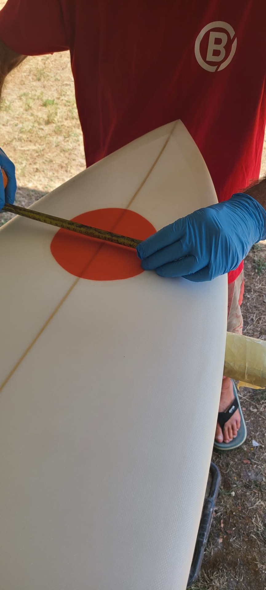 Positionnement du visuel imprimé sur le deck de la planche avant la stratification