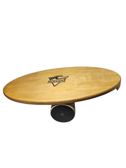 Balance board Nomads en bois de pin posée sur son rouleau